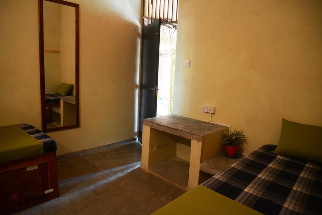 Jungle Beach Hostel Unawatuna Room photo
