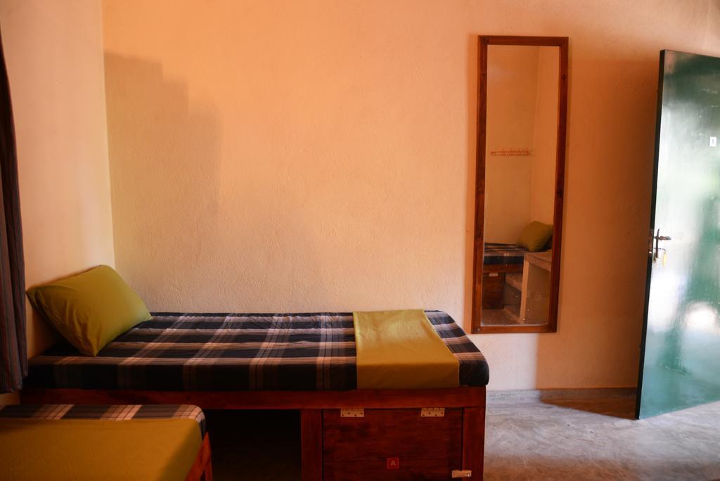 Jungle Beach Hostel Unawatuna Room photo