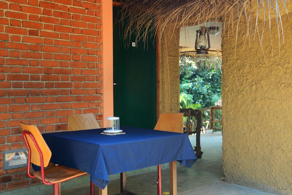 Jungle Beach Hostel Unawatuna Exterior photo