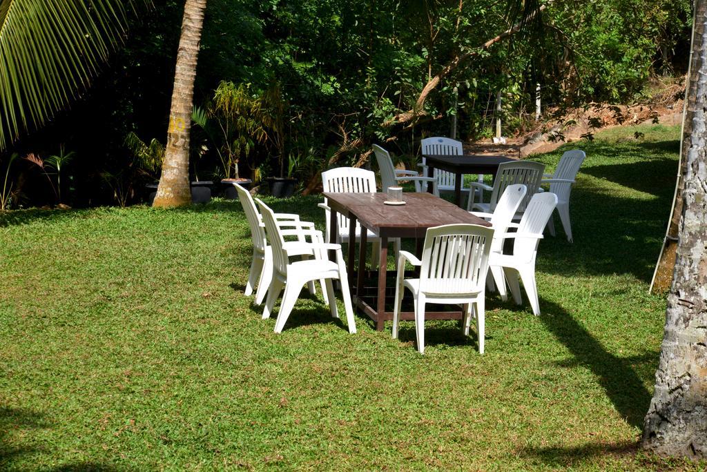 Jungle Beach Hostel Unawatuna Exterior photo