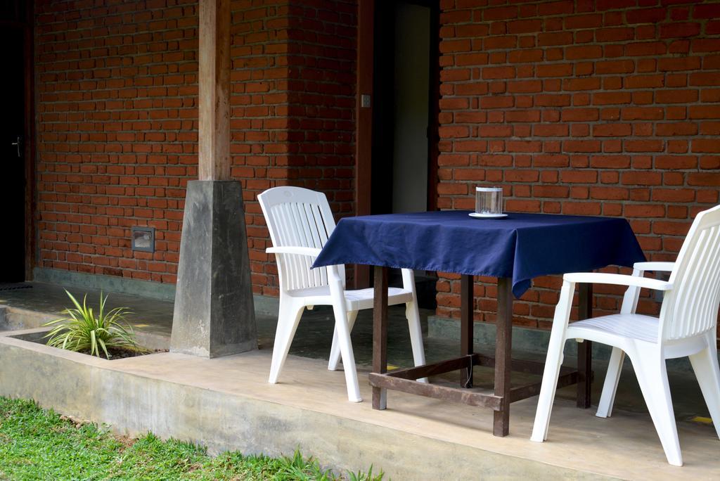 Jungle Beach Hostel Unawatuna Exterior photo